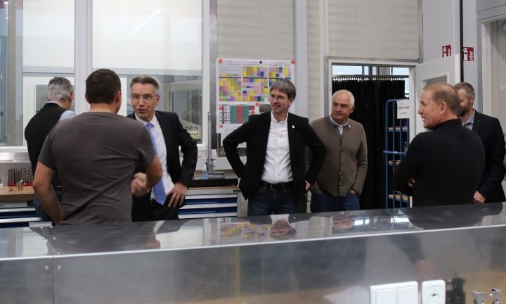 Landrat Otto Lederer besucht BBW Lasertechnik