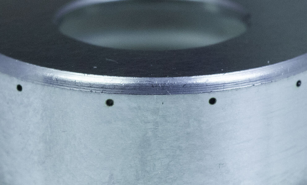 BBW Lasertechnik zeigt Detailansicht einzelner Bohrungen im Metall im Bereich Laserbohren