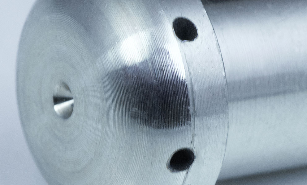 BBW Lasertechnik zeigt Detailansicht einer Bohrung im Metall oder Blech