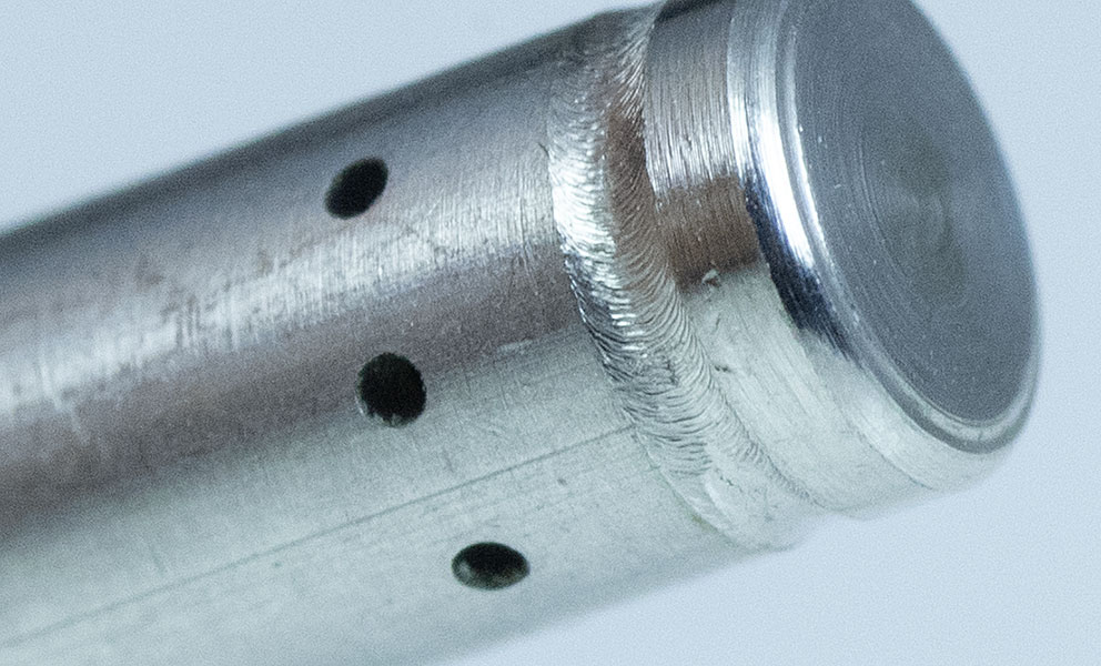 BBW Lasertechnik zeigt Detailansicht einer Bohrung in Metallstift
